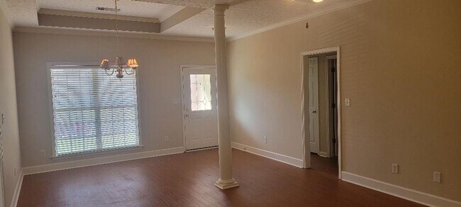 Foto del edificio - AVAILABLE NOW - CALL US FOR A SHOWING!