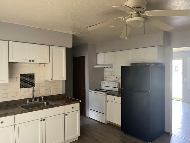 Building Photo - 3 Bedroom Duplex in Davenport Great Price