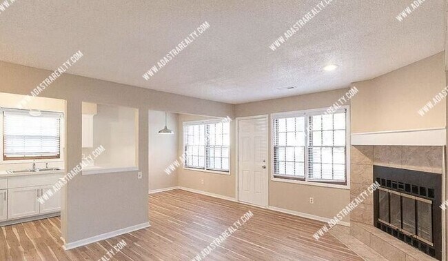 Foto del edificio - Beautiful and Spacious Townhome in LAWRENCE-Available in MAY!!
