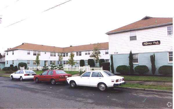 Building Photo - Regency Park