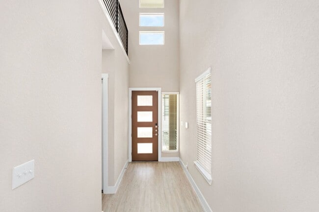 Building Photo - Gorgeous Luxury Townhome