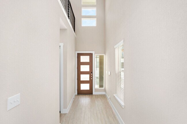Building Photo - Luxury 3/2.5 Townhome