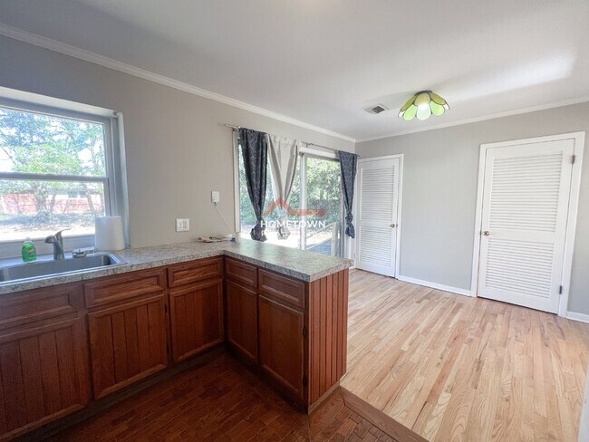 Foto del edificio - 3730 Forest Glen Dr