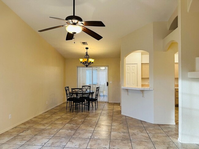 Foto del edificio - Charming 3-Bed, 2-Bath, 2-Car Garage with ...