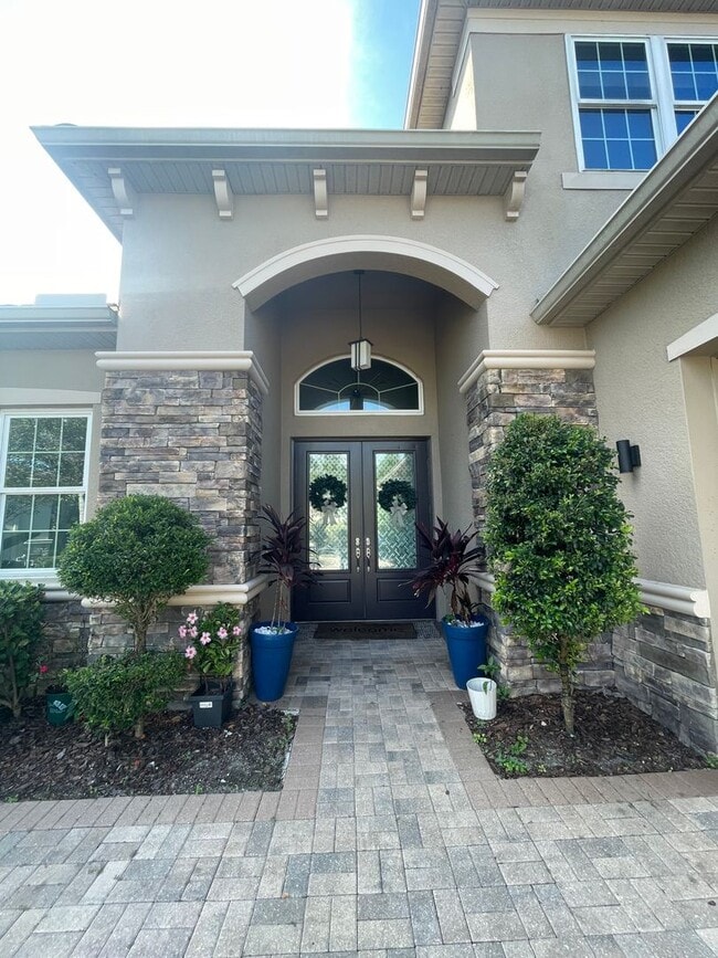 Building Photo - Stunning 3-bedroom, 3.5-bathroom former Mo...