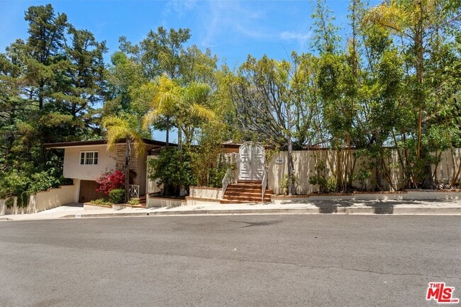 Foto del edificio - 1743 Stone Canyon Rd