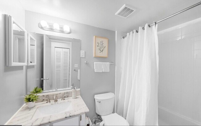 Building Photo - 4404 Island Pl