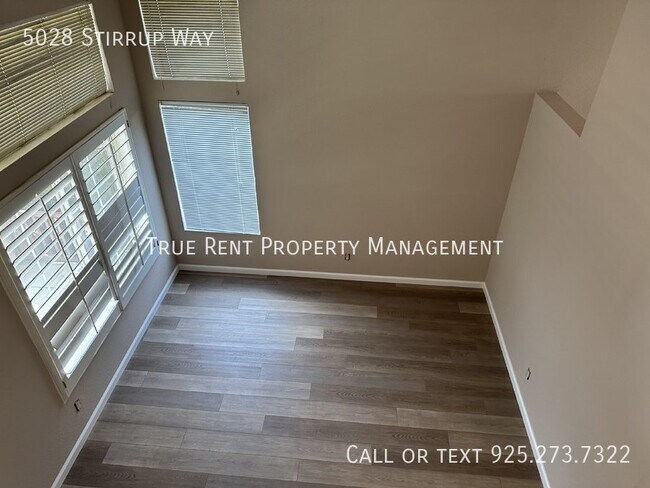 Building Photo - Refreshed 4 Bed, 3 Bath Single Family Home...