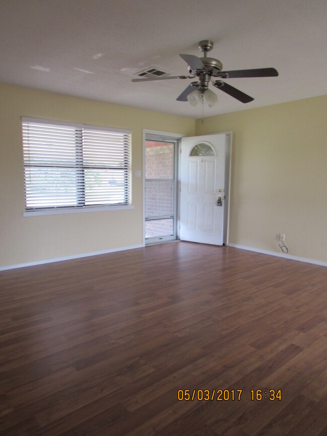 Building Photo - Very nice spacious home! No Carpet! Pet Fr...