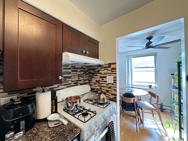 Foto del edificio - 3710 N Pine Grove Ave