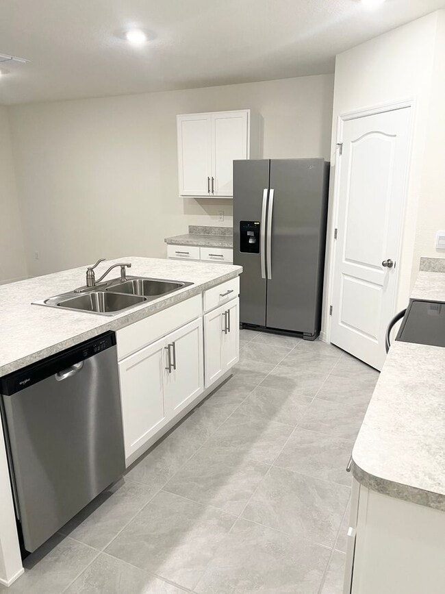 Building Photo - 4 BEDROOM 2 BATHROOM HOUSE FOR RENT