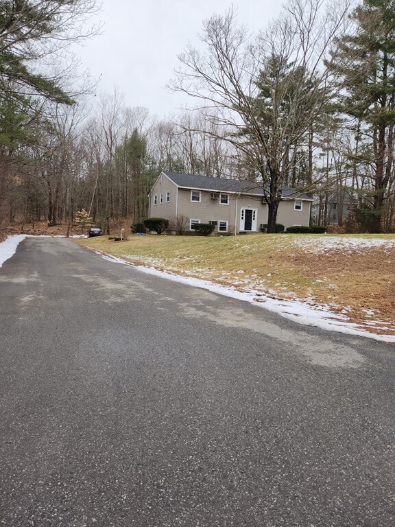 6 Randall Ln Unit 2, Hampstead, NH 03841 Room for Rent in Hampstead