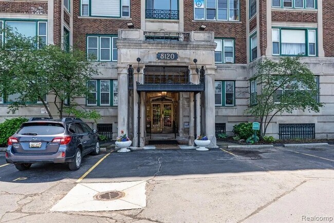 Foto del edificio - 8120 E Jefferson Ave