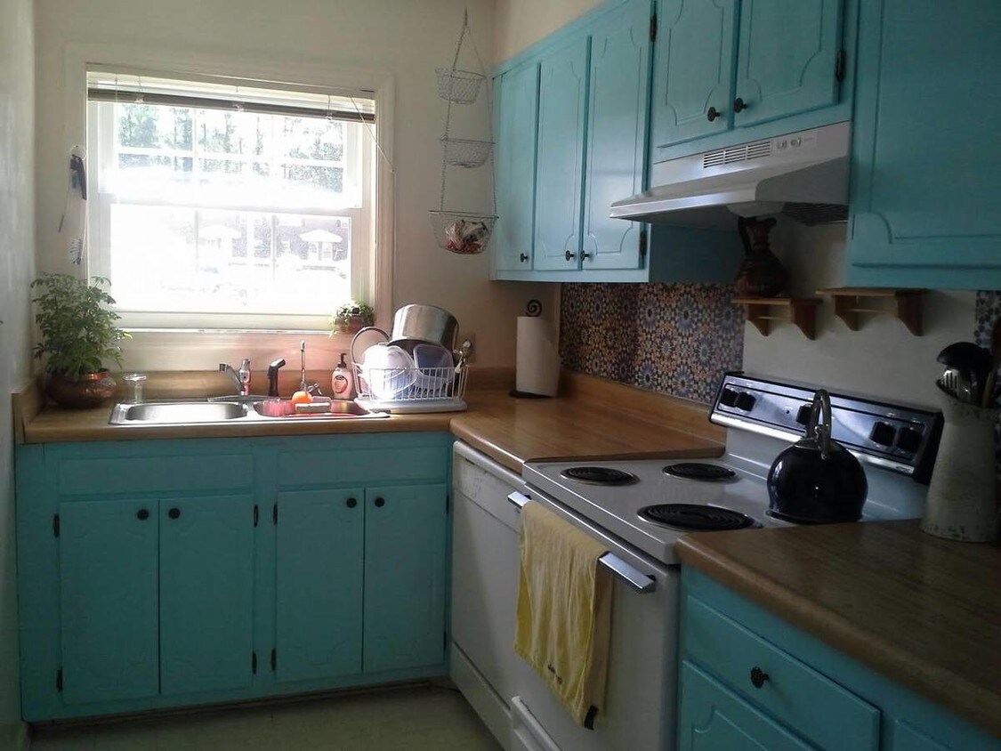 Kitchen - 400 Davie Rd