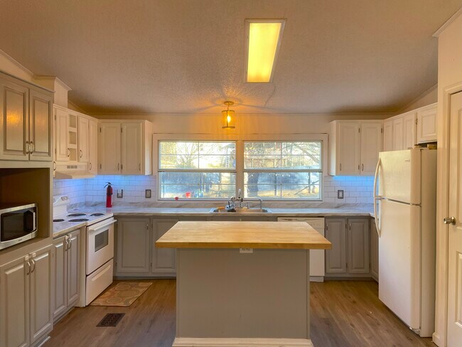Building Photo - 8 Concord Knoll Ln