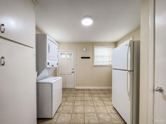 Foto del edificio - 1221 E Hernandez St