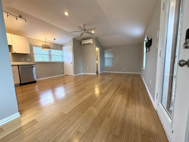 Foto del edificio - 4019 Ascot Ln