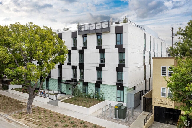 Building Photo - Solaire Venice