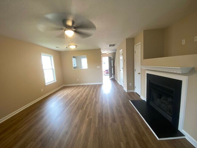 Foto del edificio - 2 bedroom duplex in Raleigh with ALL the amenities included