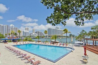 Building Photo - 999 Brickell Bay Dr