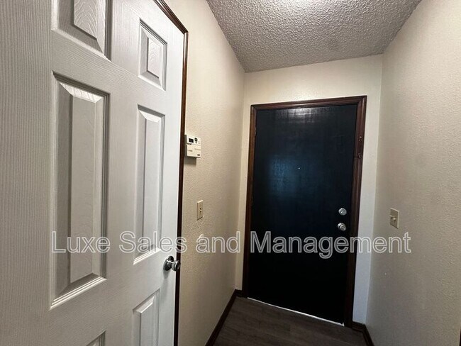 Foto del edificio - 535 N Davis Avenue