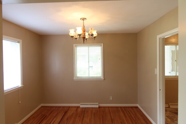 Building Photo - New On The Market!  Cute! Cute! Cute!  Bet...