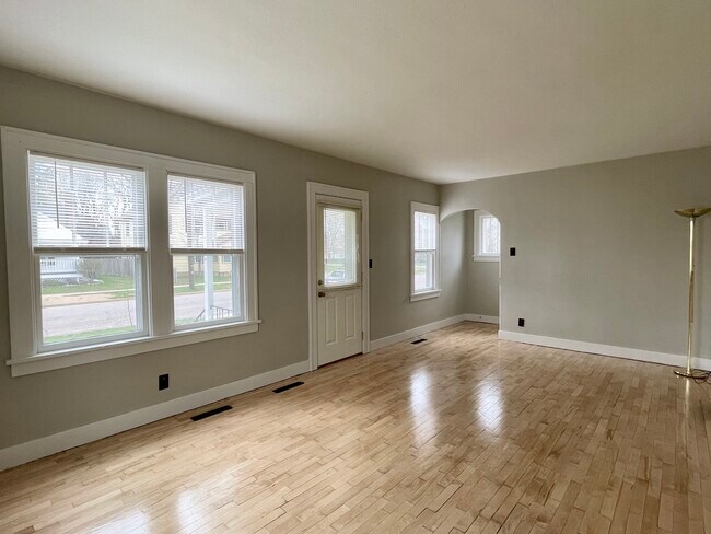 Building Photo - 420 9th St N