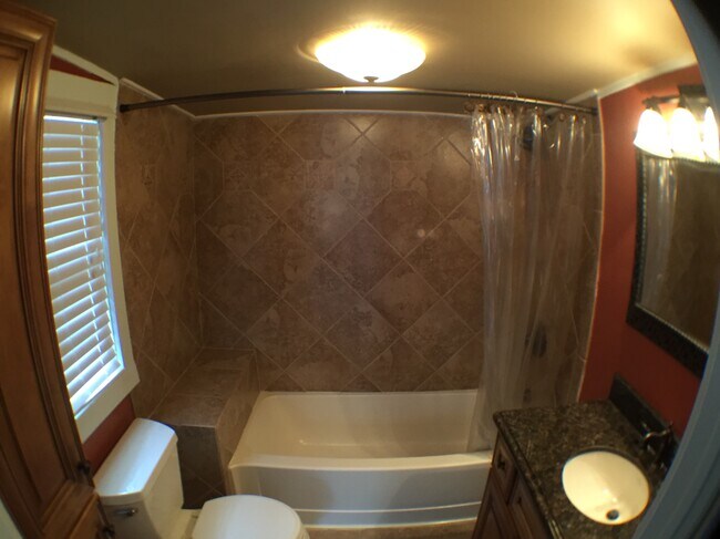 Foto del edificio - 929 N Highland Ave NE