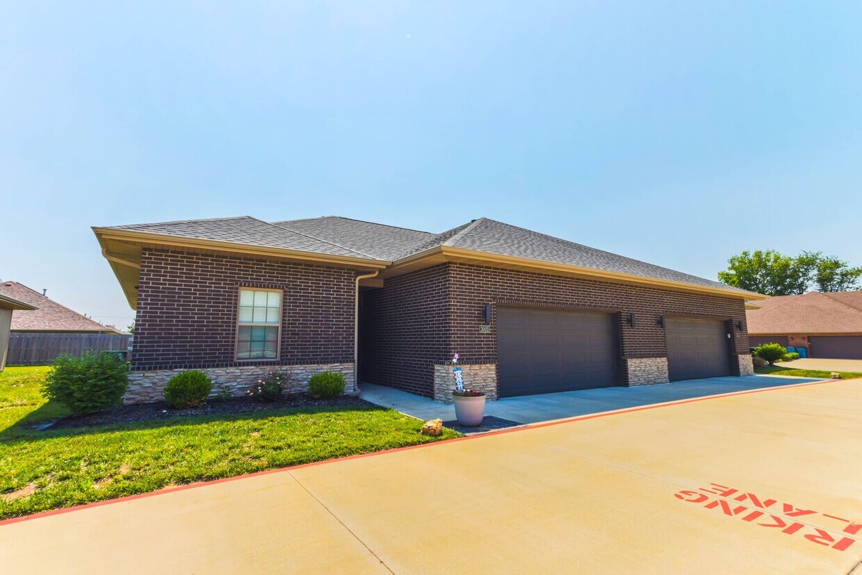 Foto principal - NEW LUXURY 3 BED 2 BATH 2 CAR GARAGE DUPLEX