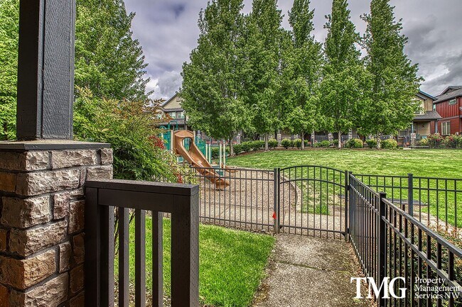 Foto del edificio - Gorgeous 4-bedroom Townhome with garage and washer / dryer in unit.