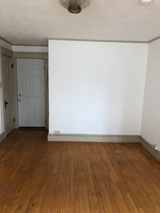 Building Photo - 497 Cumberland Ave
