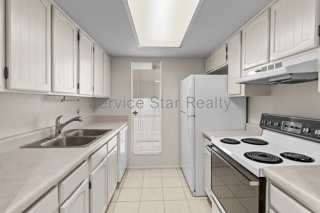 Foto del edificio - 222 E Betty Elyse Ln