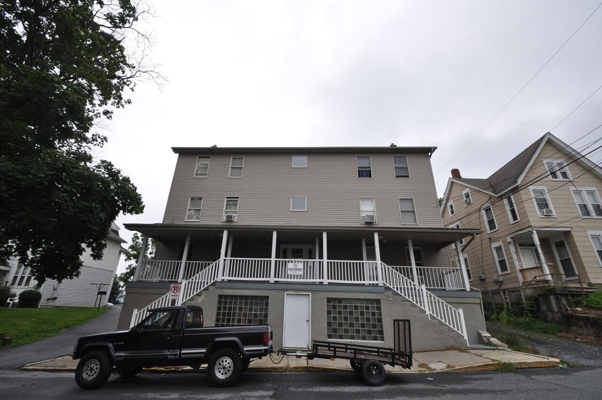 Primary Photo - 201-215 1st St