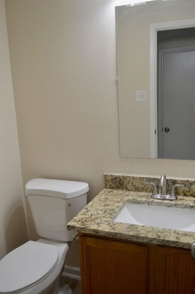 Building Photo - Beautiful Newly Remodeled 3 bed 2.5 bath
