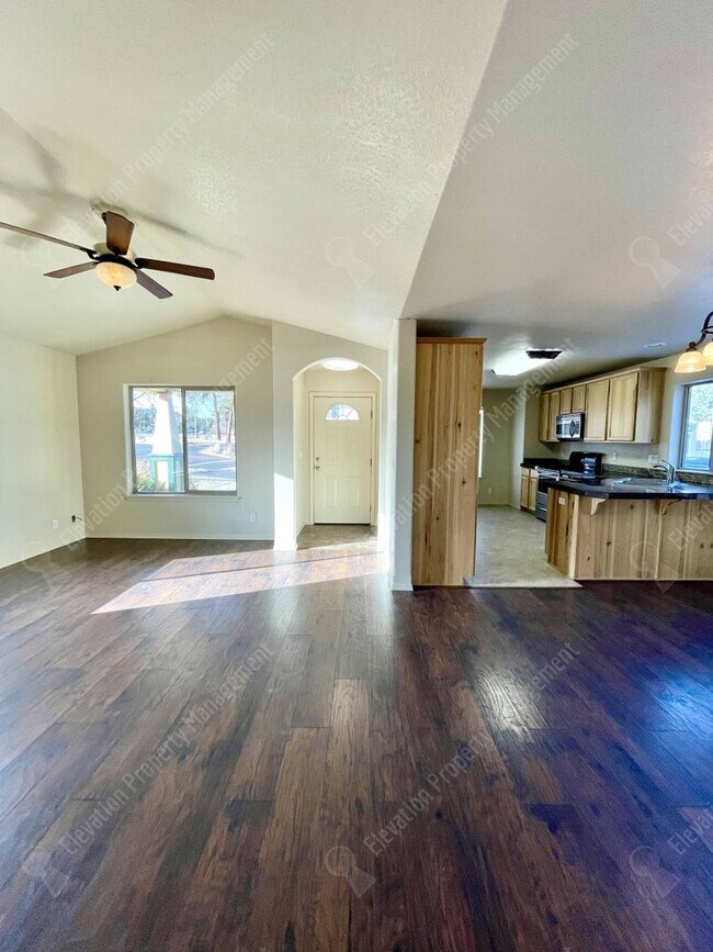 Building Photo - Charming 3-bedroom in heart of Sisters