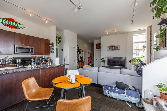 Building Photo - 2401 W North Ave