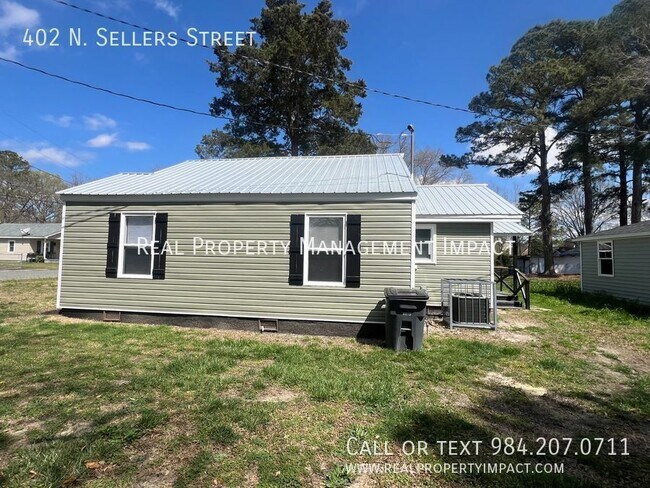 Building Photo - Renovated Charming 2 Bedroom 1 Bath Bungal...