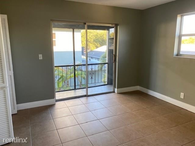 Building Photo - 2 br, 1.5 bath Townhome - 2555 Polk St