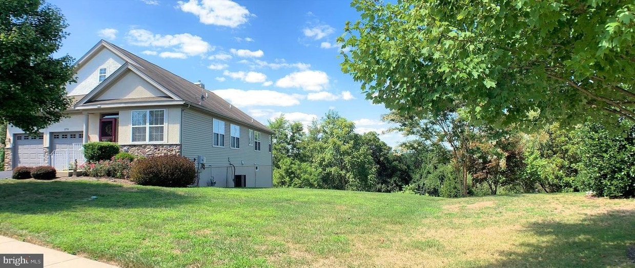Primary Photo - 370 Randall Ln