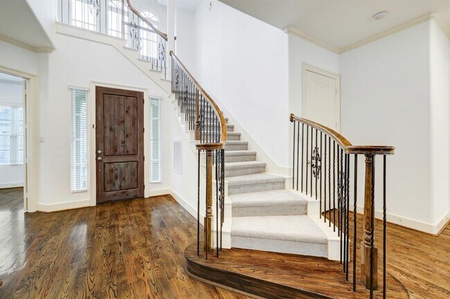 Building Photo - 2707 Stuart Manor