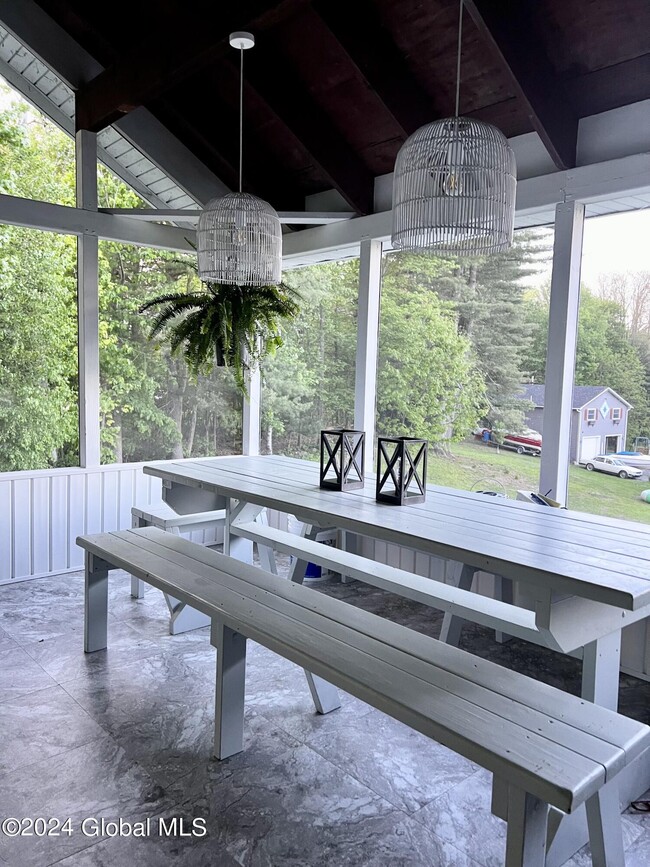 Foto del edificio - 422 Paradise Point Rd