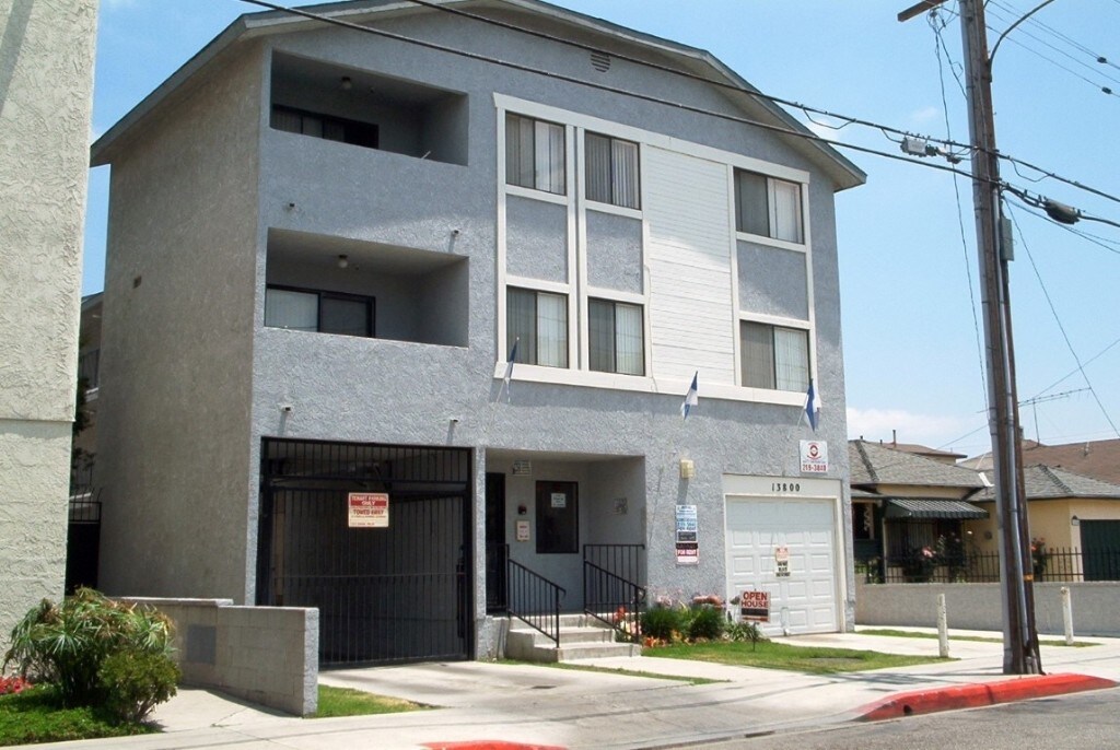 Foto principal - 13800 Chadron Ave