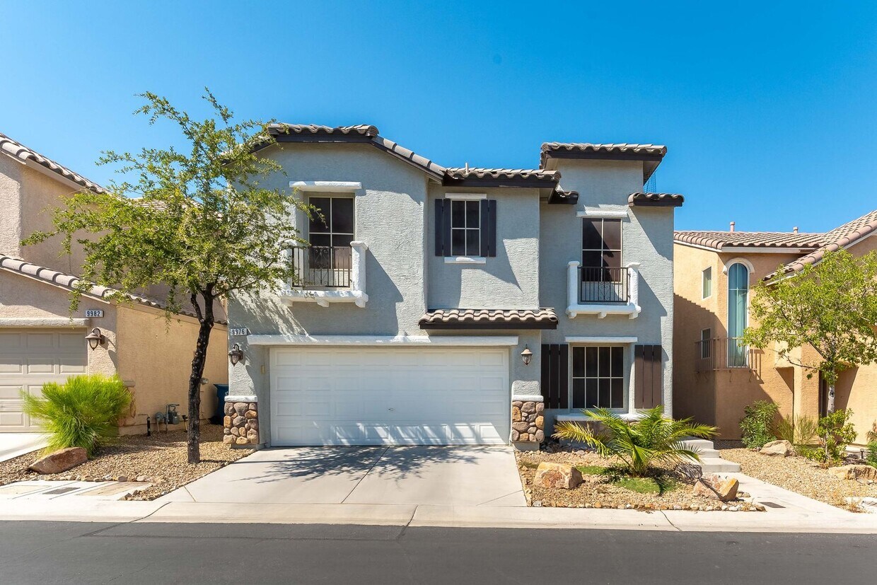 Foto principal - Charming 3BR/2.5BA with High Ceilings, Sta...
