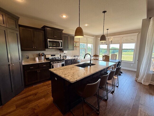 Foto del edificio - Stunning 4 Bedroom Reverse 1.5 Story Home ...