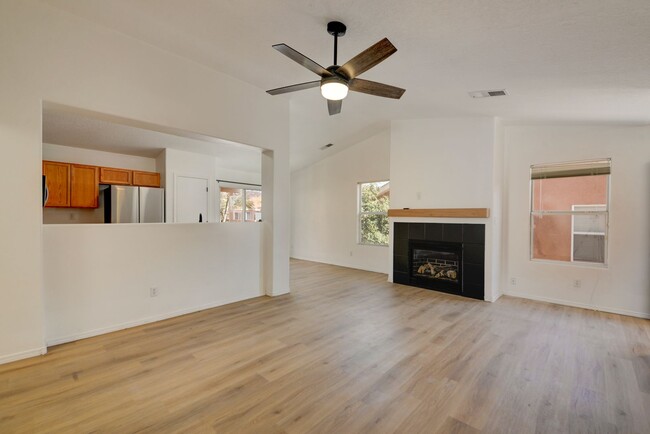 Building Photo - Amazing Three Bedroom in Ventana Ranch!