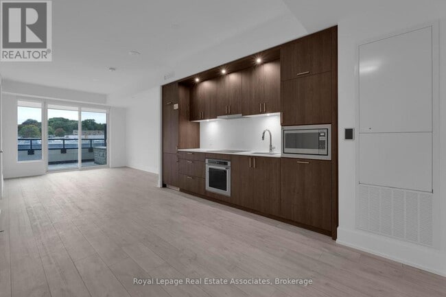 Building Photo - 259 The Kingsway