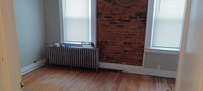 Room 3 - 3215 Ravenwood Ave