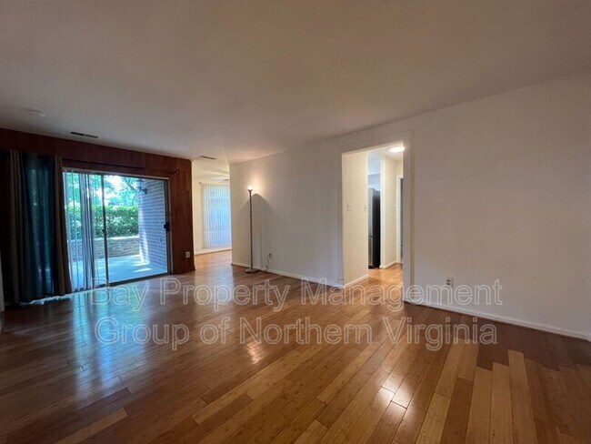 Foto del edificio - 3306 Woodburn Village Dr