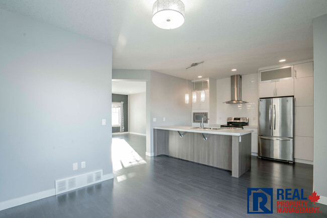 Photo du bâtiment - 8734 - 72nd Avenue