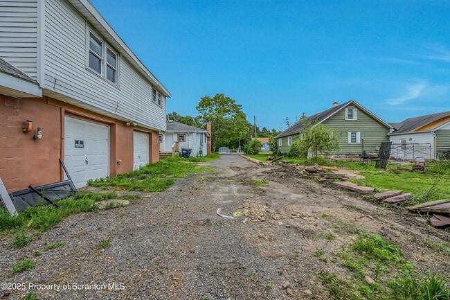 Building Photo - 664 Laurel Dr